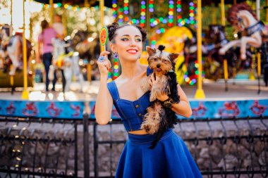 Parlak makyaj Yorkshire Terrier karpuz lolipop tutan ile güzel kız. 