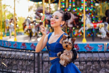 Parlak makyaj Yorkshire Terrier karpuz lolipop tutan ile güzel kız. 