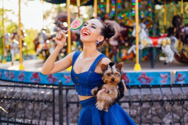 Parlak makyaj Yorkshire Terrier karpuz lolipop tutan ile güzel kız. 