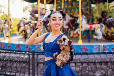 Parlak makyaj Yorkshire Terrier karpuz lolipop tutan ile güzel kız. 