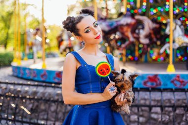 Parlak makyaj Yorkshire Terrier karpuz lolipop tutan ile güzel kız. 