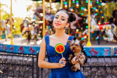 Parlak makyaj Yorkshire Terrier karpuz lolipop tutan ile güzel kız. 