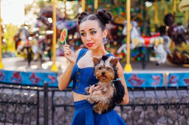 Parlak makyaj Yorkshire Terrier karpuz lolipop tutan ile güzel kız. 