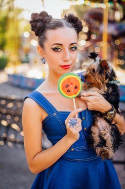 Parlak makyaj Yorkshire Terrier karpuz lolipop tutan ile güzel kız. 