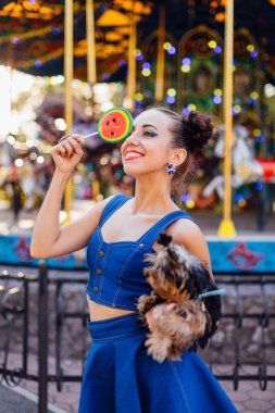 Parlak makyaj Yorkshire Terrier karpuz lolipop tutan ile güzel kız. 