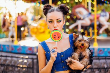 Parlak makyaj Yorkshire Terrier karpuz lolipop tutan ile güzel kız. 