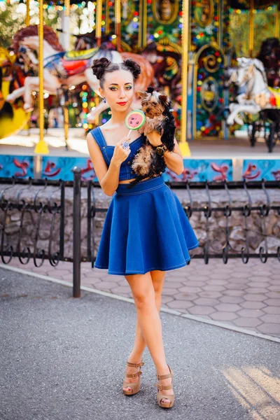 Maquiagem brilhante menina bonita com Yorkshire Terrier segurando pirulito melancia . — Fotografia de Stock
