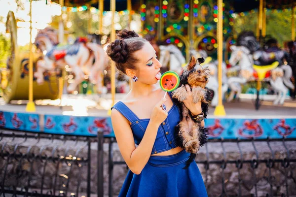 Parlak makyaj Yorkshire Terrier karpuz lolipop tutan ile güzel kız. 