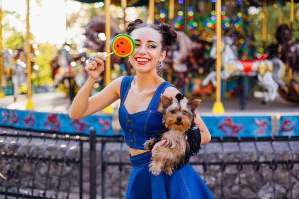 Parlak makyaj Yorkshire Terrier karpuz lolipop tutan ile güzel kız. 