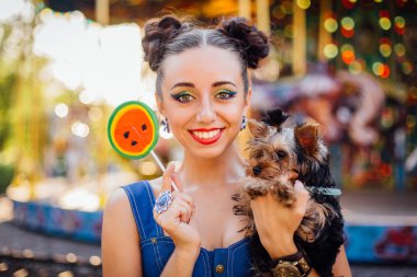 Parlak makyaj Yorkshire Terrier karpuz lolipop tutan ile güzel kız. 