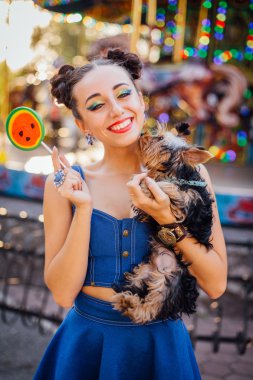 Parlak makyaj Yorkshire Terrier karpuz lolipop tutan ile güzel kız. 