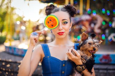 Parlak makyaj Yorkshire Terrier karpuz lolipop tutan ile güzel kız. 