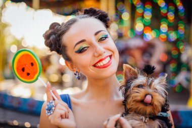 Parlak makyaj Yorkshire Terrier karpuz lolipop tutan ile güzel kız. 