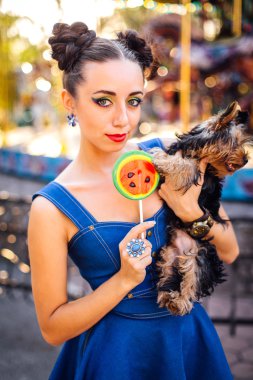 Parlak makyaj Yorkshire Terrier karpuz lolipop tutan ile güzel kız. 