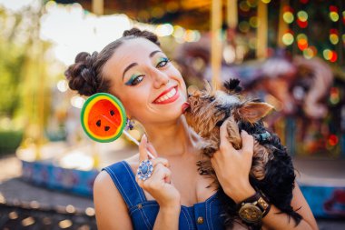 Parlak makyaj Yorkshire Terrier karpuz lolipop tutan ile güzel kız. 