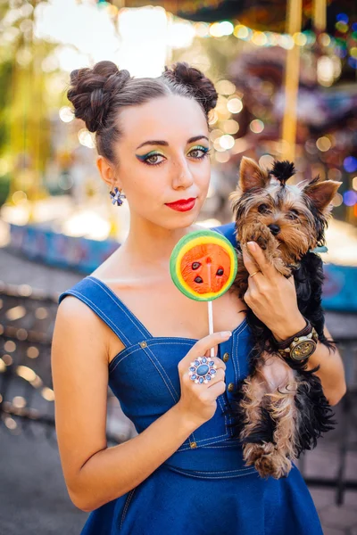 Lumineux maquillage belle fille avec Yorkshire Terrier tenant pastèque sucette . — Photo