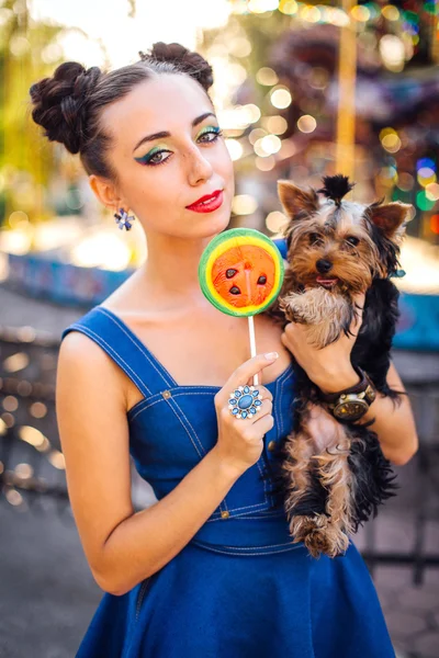 Parlak makyaj Yorkshire Terrier karpuz lolipop tutan ile güzel kız. 