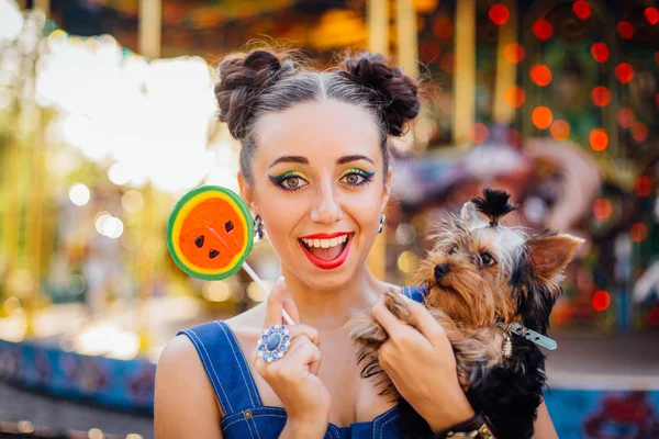 Maquillaje brillante hermosa chica con Yorkshire Terrier celebración de sandía piruleta . — Foto de Stock