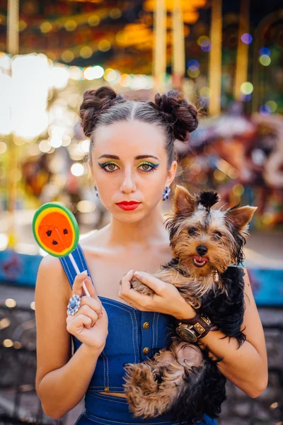 Lichte make-up mooi meisje met Yorkshire Terrier holding watermeloen lollipop. — Stockfoto