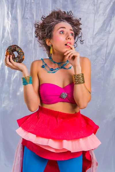 Bella ragazza con ciambella colorata — Foto Stock