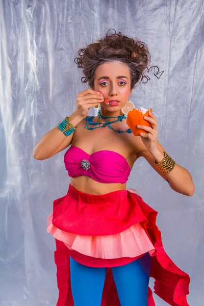 Hermosa chica con muffin de cereza colorido — Foto de Stock