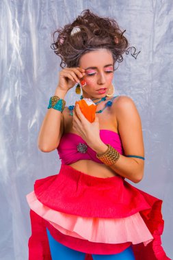 Renkli kiraz kek ile güzel kız 