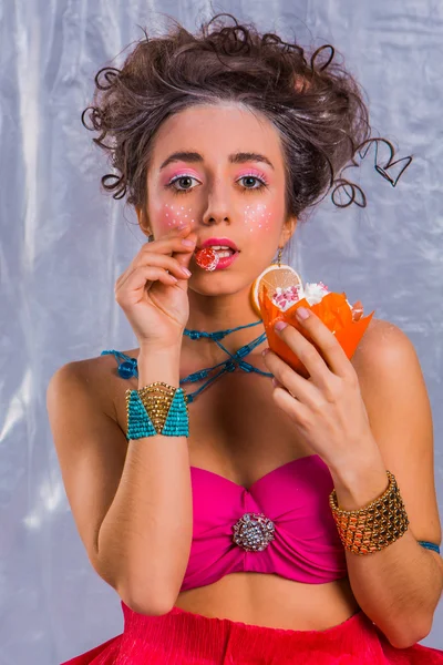 Menina bonita com muffin de cereja colorido — Fotografia de Stock