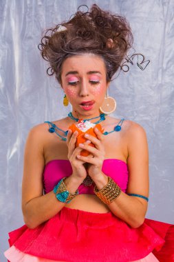 Renkli kiraz kek ile güzel kız 