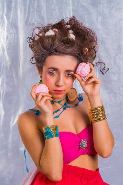 Pembe zephyr ile güzel kız