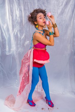 Pembe zephyr ile güzel kız