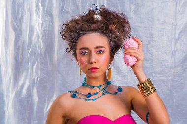 Pembe zephyr ile güzel kız