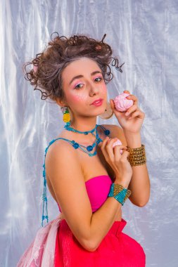 Pembe zephyr ile güzel kız