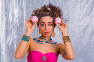 Pembe zephyr ile güzel kız