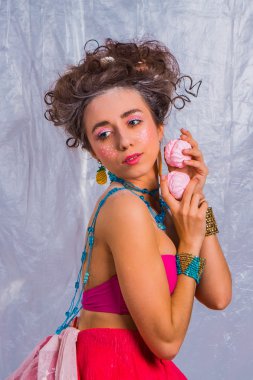 Pembe zephyr ile güzel kız