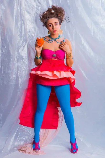 Bella ragazza con muffin ciliegia colorata — Foto Stock
