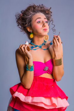 Güzel kız chokolate kremalı kek kiraz ile yiyor