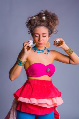 Güzel kız chokolate kremalı kek kiraz ile yiyor