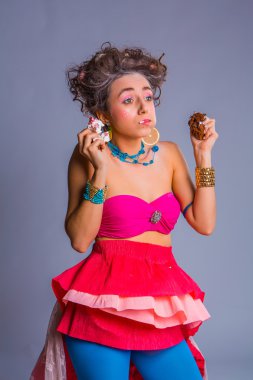 Güzel kız chokolate kremalı kek kiraz ile yiyor