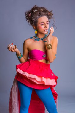 Güzel kız chokolate kremalı kek kiraz ile yiyor