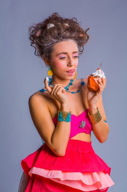 Güzel kız chokolate kremalı kek kiraz ile yiyor