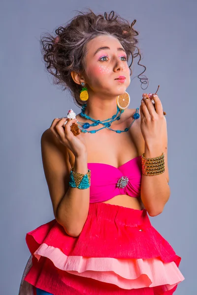 Güzel kız chokolate kremalı kek kiraz ile yiyor