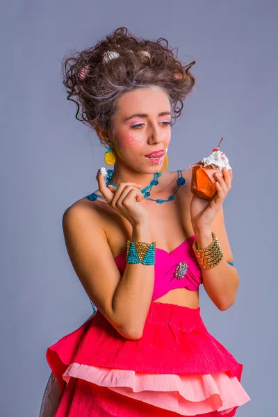 Güzel kız chokolate kremalı kek kiraz ile yiyor