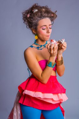 Güzel kız chokolate kremalı kek kiraz ile yiyor