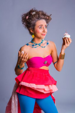 Güzel kız chokolate kremalı kek kiraz ile yiyor