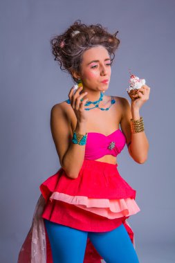 Güzel kız chokolate kremalı kek kiraz ile yiyor