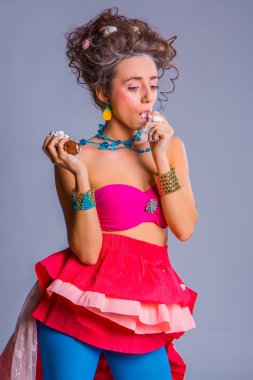 Güzel kız chokolate kremalı kek kiraz ile yiyor