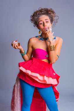 Güzel kız chokolate kremalı kek kiraz ile yiyor