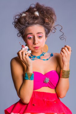 Güzel kız chokolate kremalı kek kiraz ile yiyor