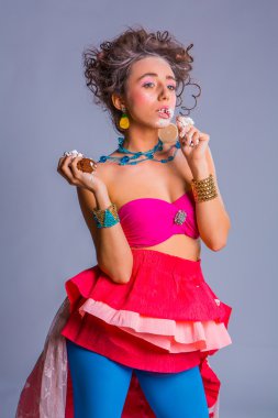 Güzel kız chokolate kremalı kek kiraz ile yiyor