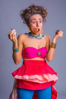 Güzel kız chokolate kremalı kek kiraz ile yiyor